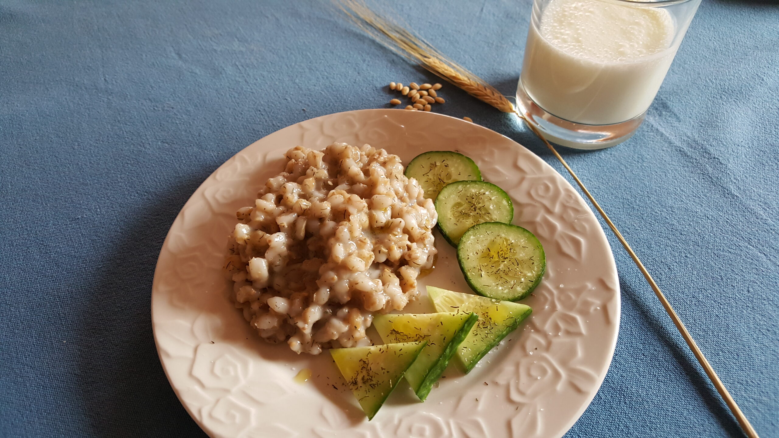 Gerstengericht mit Buttermilch und Dill
